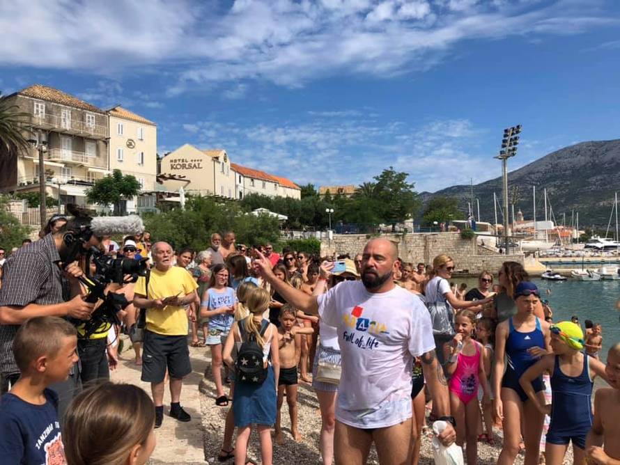 Ribafish je danas na Hvaru, a puno ljudi želi zaplivati s njime