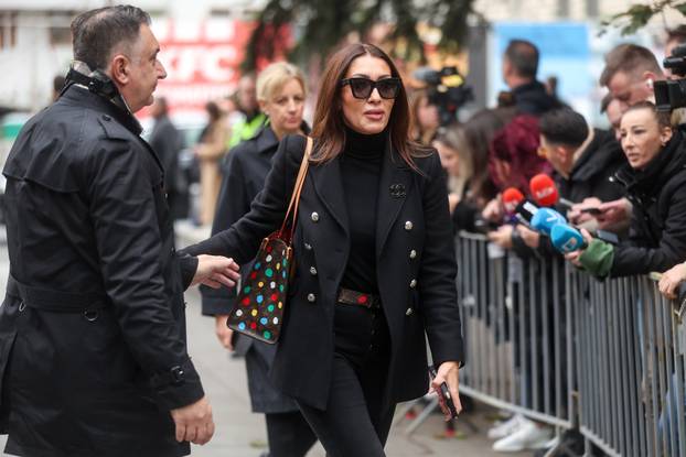 Sarajevo: Dolazak uzvanika na komemoraciju za Halida Bešlića u Narodno pozorište 