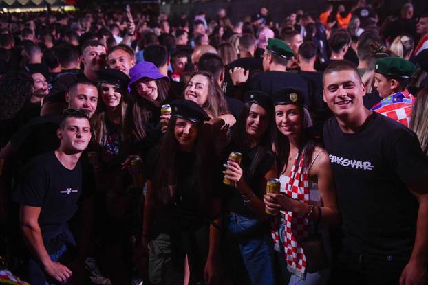 Obožavatelji na velikom koncertu Marka Perkovića Thompsona u Sinju