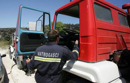 Helikopter i 25 vatrogasaca gase požar u blizini Trogira