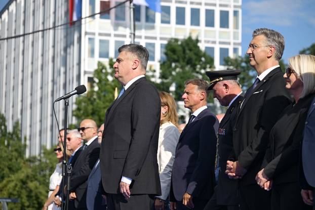 Zagreb: Uzvanici iz lože prate svečani vojni mimohod u povodu 30. obljetnice VRO Oluja