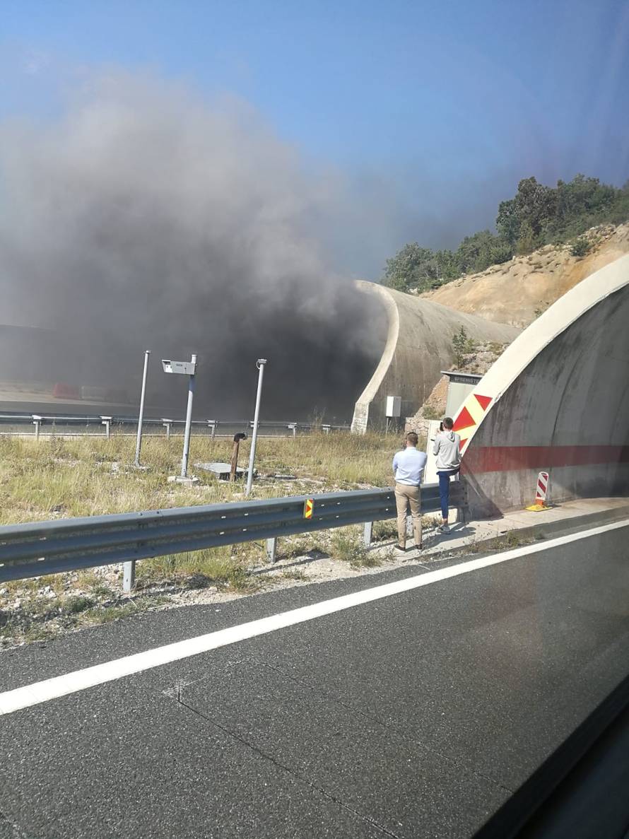 U Bristovcu na A1 gorio auto, vozačica izašla na vrijeme