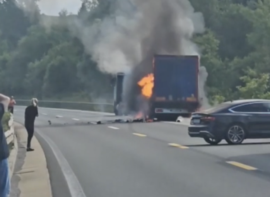 VIDEO Buktinja na autocesti A1: Gori prikolica šlepera, prekinut promet, ogromna je kolona