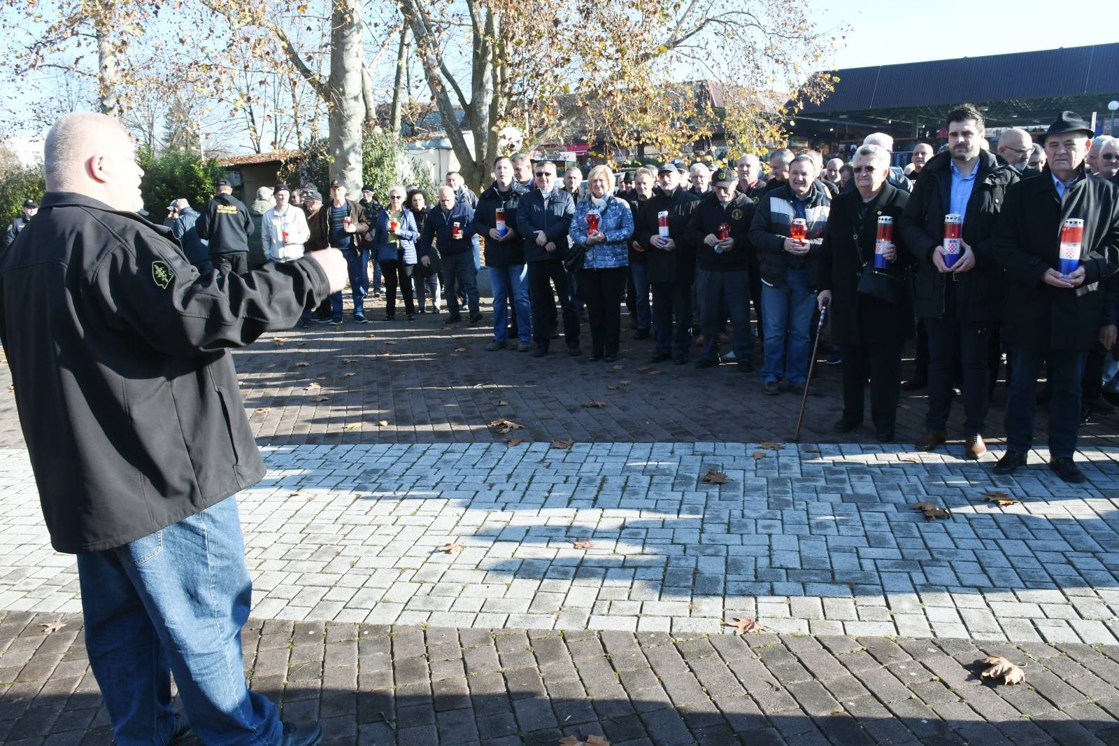 Sisak: Mirno okupljanje ispred devastiranog spomenika poginulim braniteljima