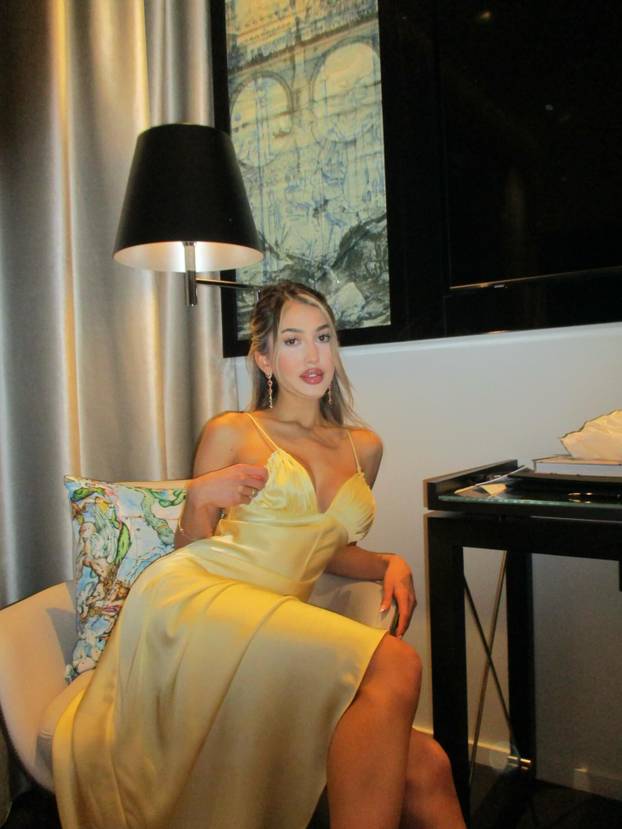 FOTO Sve joj je na mjestu! Prije su je ismijavali, danas zarađuje ogromne cifre kao model