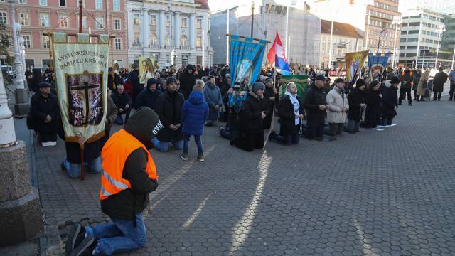 Zagreb: Muškarci na koljenima mole krunicu za čednost žena i domovinu