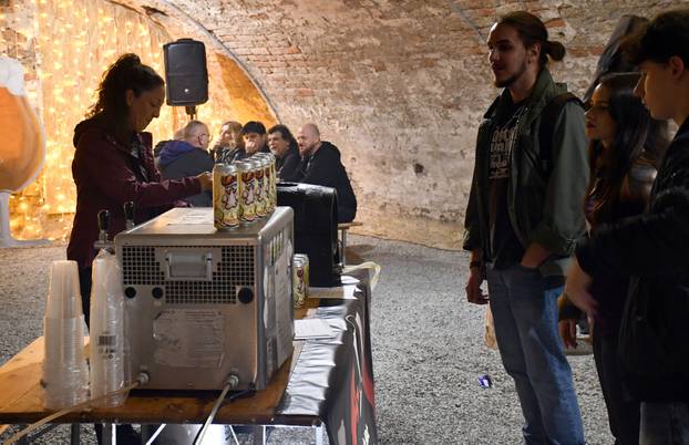 FOTO Tvrđava bila ispunjena pivom na još jednom izdanju Pivo festa u Slavonskom Brodu