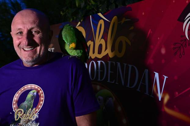 Zagreb: Sandi održao koncert na rođendanu papige Pabla 