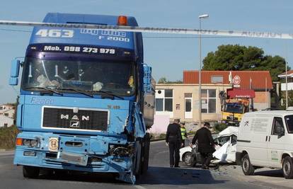 Zadar: Vozač auta udario u kamion, poginuo na mjestu