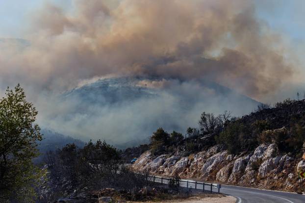 Veliki šumski požar u okolici Planog