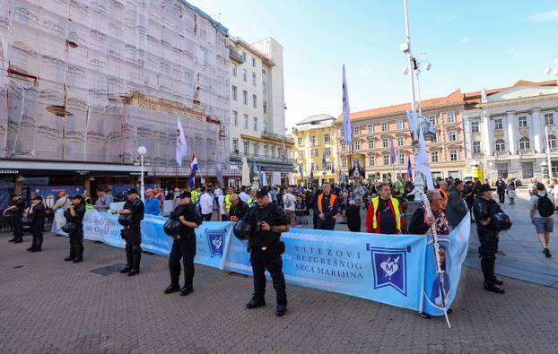 Zagreb: Molitelji na glavnom gradskom trgu