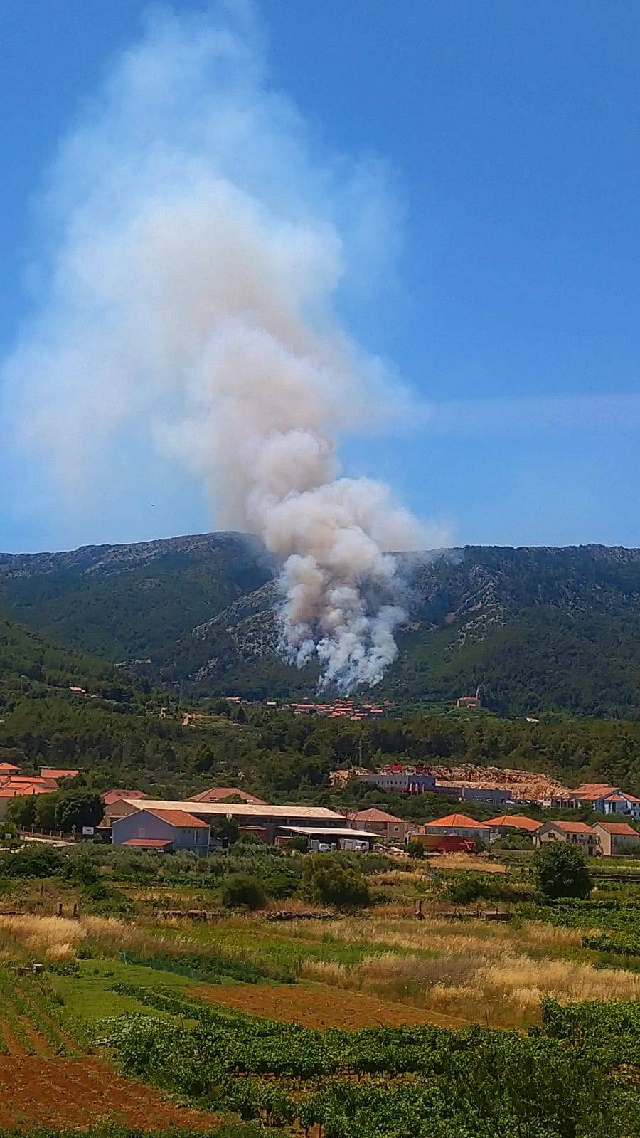 Veliki požari izbili na Braču i na Hvaru, s buktinjom se bore  sve snage s otoka, gase i kanaderi