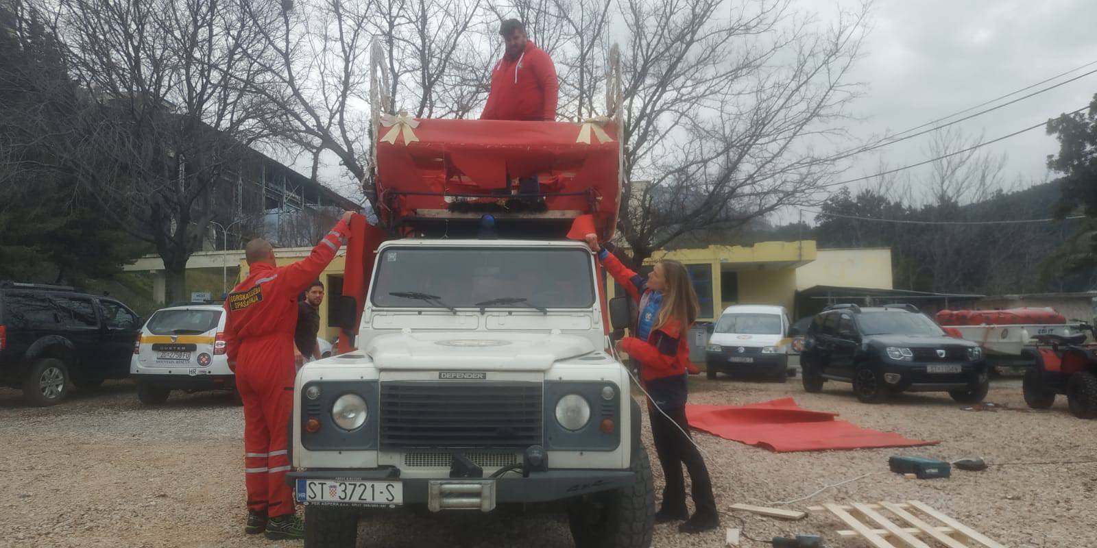 Džip pretvorili u vozilo Djeda Božićnjaka i donijeli darove u Centar za rehabilitaciju u Vrlici