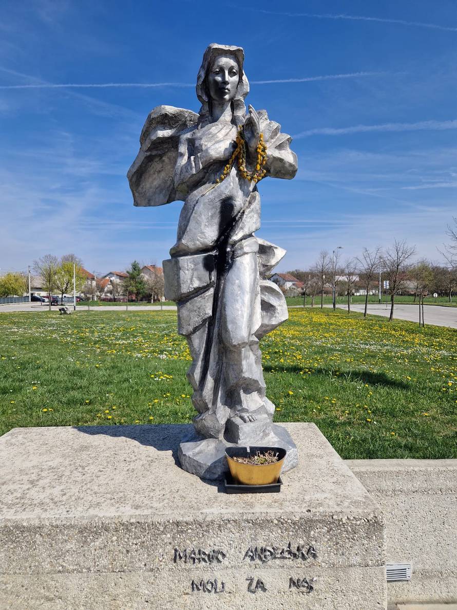 Sramota u Sopnici. Maskirani tip išarao Gospin kip i ispisao nacističke simbole: 'Gnjusno!'