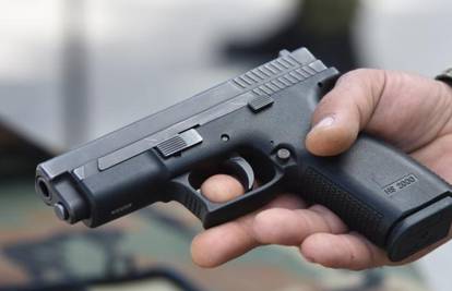 Benkovački policajac propucao si šaku dok je čistio svoj pištolj