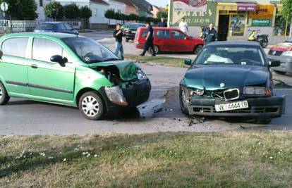 Sudarila se tri vozila, dvije vozačice lakše ozlijeđene