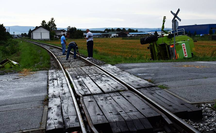 Na pružnom prijelazu u Pleternici vlak naletio na kombajn