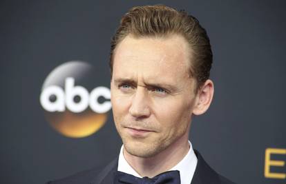 Tom Hiddleston se popiškio po svom kolegi na snimanju serije