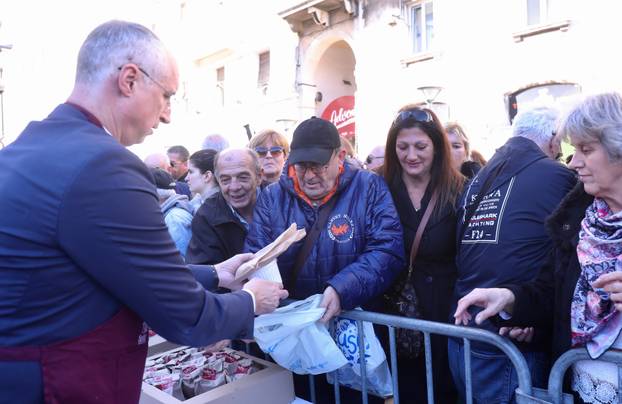 U Splitu građanima podijeljeno pet tisuća porcija bakalara i fritula