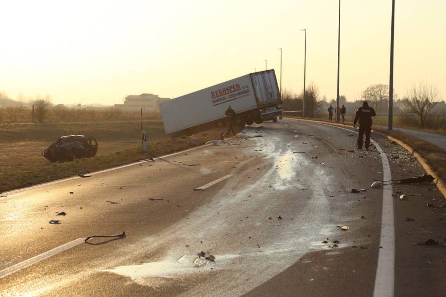 Poginuo u sudaru automobila i šlepera: Cesta D3 je zatvorena