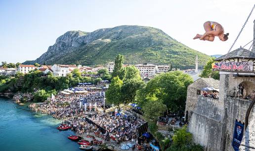 FOTO Spektakl od kojeg zastaje dah! Skokovi u Mostaru s 21 metra visine okupili su tisu&cacute;e