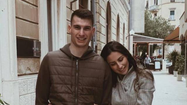 Supruga Dominika Livakovića objavila  rijetku fotografiju sa sinom: S njima bio i ljubimac