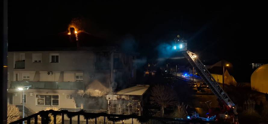 VIDEO Buktinja na Jakuševcu: Usred noći je izgorjela pizzeria, vatra se proširila do krova