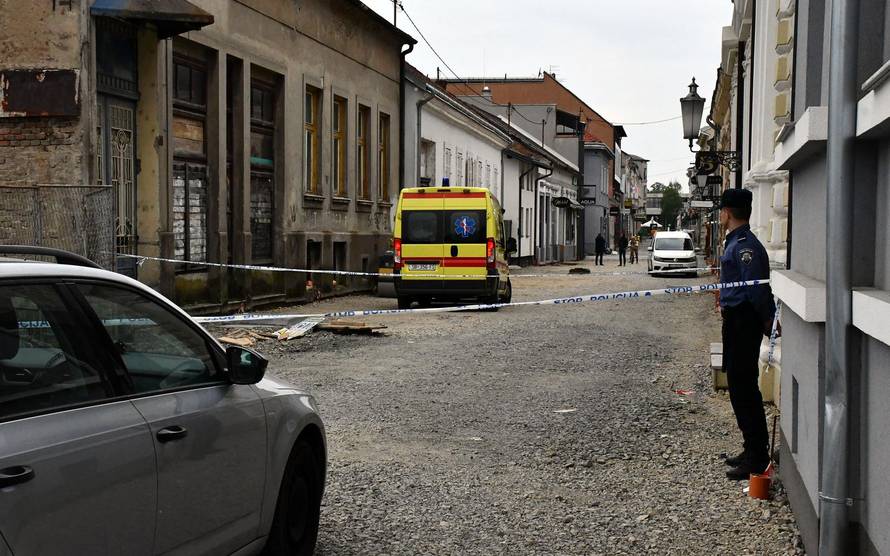 Priveli muškarca u Slavonskom Brodu, susjedi u šoku. 'Čuo sam viku i galamu iz haustora...'