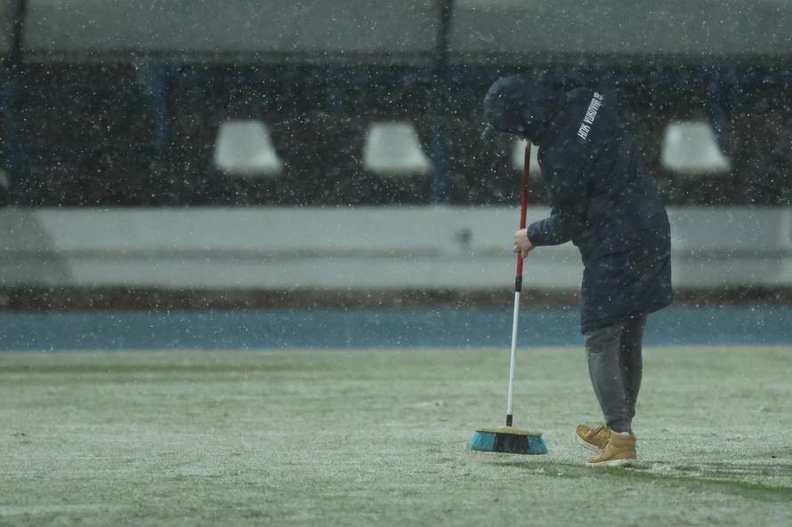 Osijek: Djelatnici čiste travnjak tijekom utakmice Vukovar 1991 - NK Slaven Belupo
