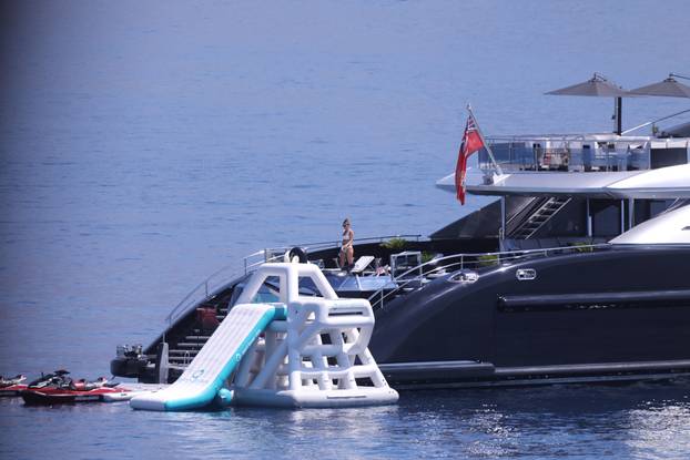 Obiteljski odmor slavnog podcastera na Braču: Joe Rogan uživa na superjahti, kupa se i skače u more