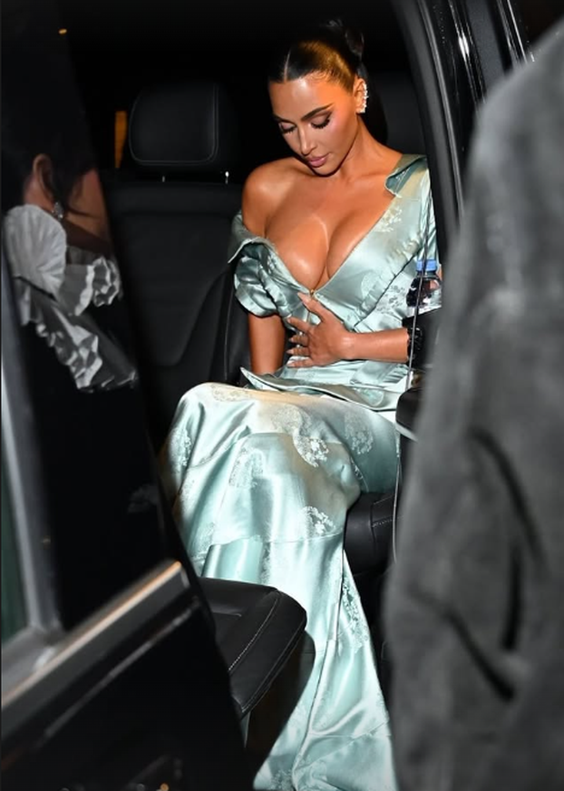 Vrući outfiti Kim Kardashian: Sve je pucalo po šavovima dok je šnajderica spašavala dekolte