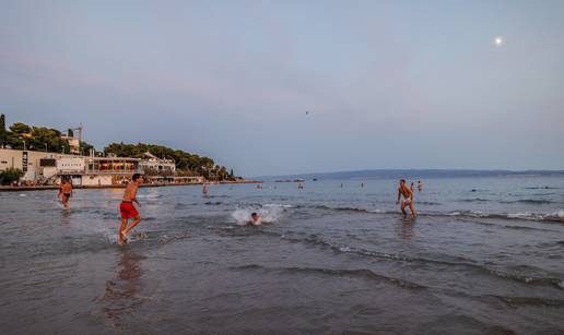 FOTO Noćni kadrovi s Bačvica: Mnogi čekaju kraj dana da po ovim vrućinama odu na kupanje