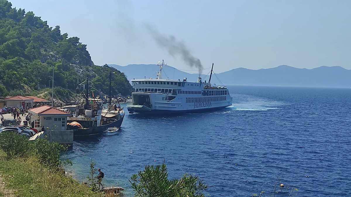 Trajektu Valun otkazao motor, mještani Prapratna potezali su konop da bi ga uopće privezali