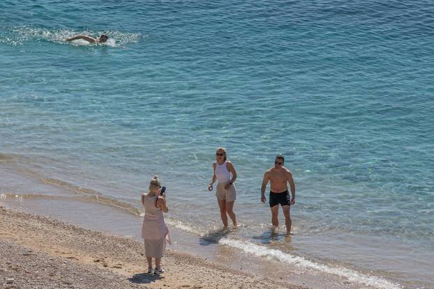Dubrovnik: Posjetitelji plaže Banje uživaju u sunčanom danu