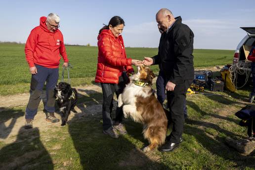 VIDEO Za nestalima &cacute;e tragati i sedam potra&zcaron;nih pasa: 'Nju&scaron;e rupe i tra&zcaron;e posmrtne ostatke'