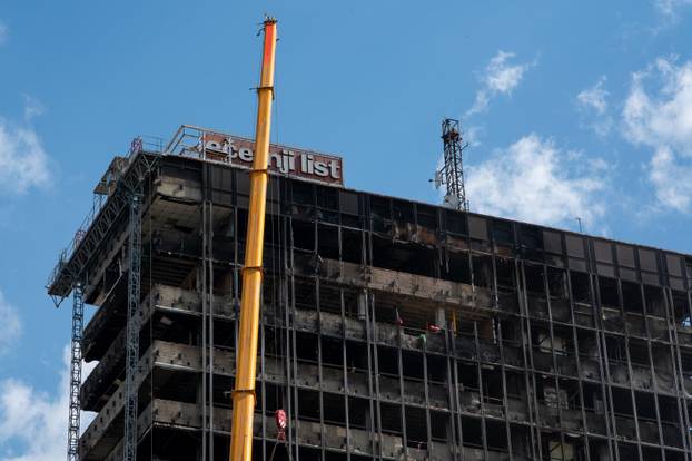 Zagreb: Uklanjanje natpisa Večernji list sa zgrade Vjesnika 