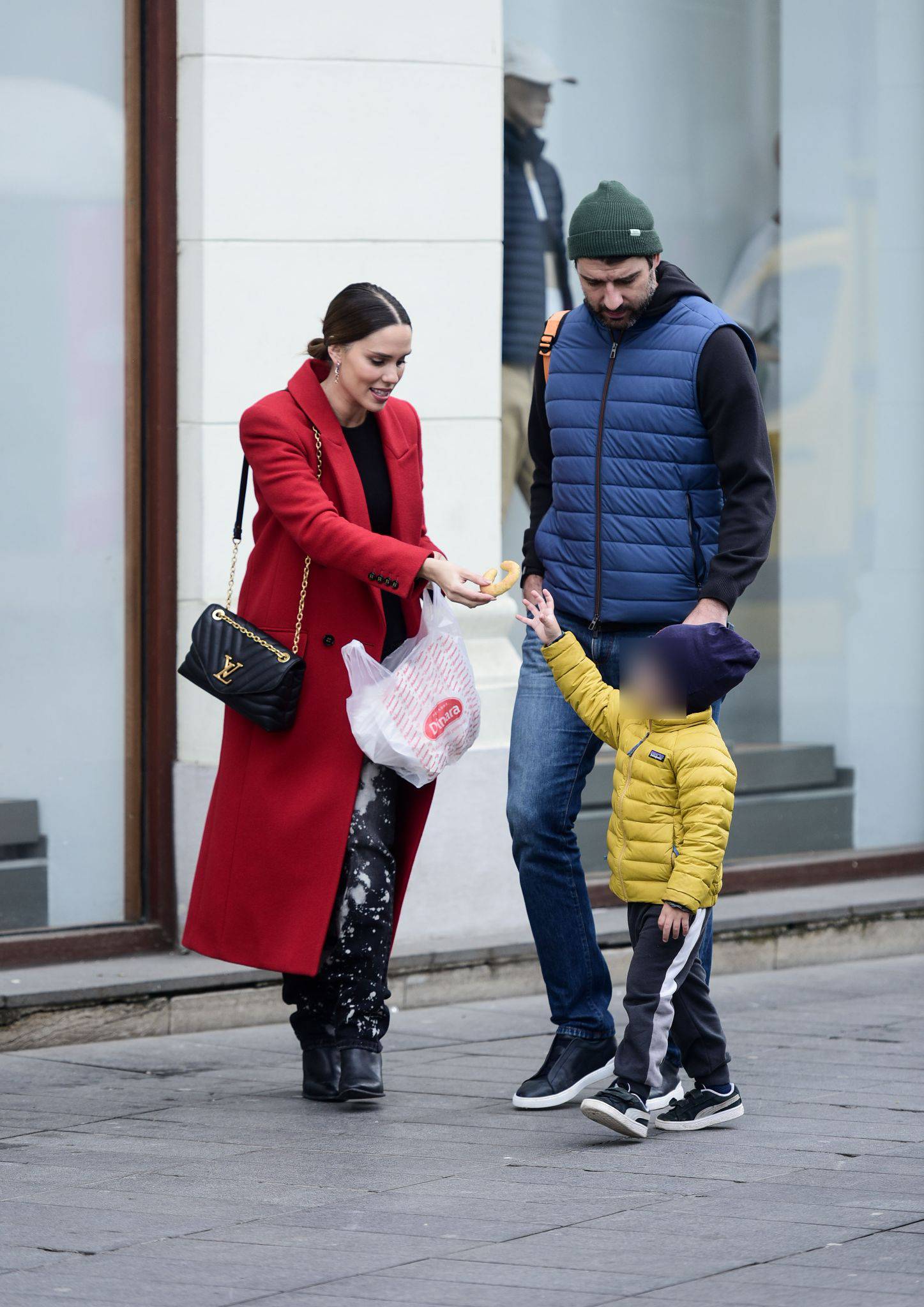 FOTO Vedran Ćorluka i Franka Batelić prošetali gradom, crveni kaput pjevačice privlačio pažnju