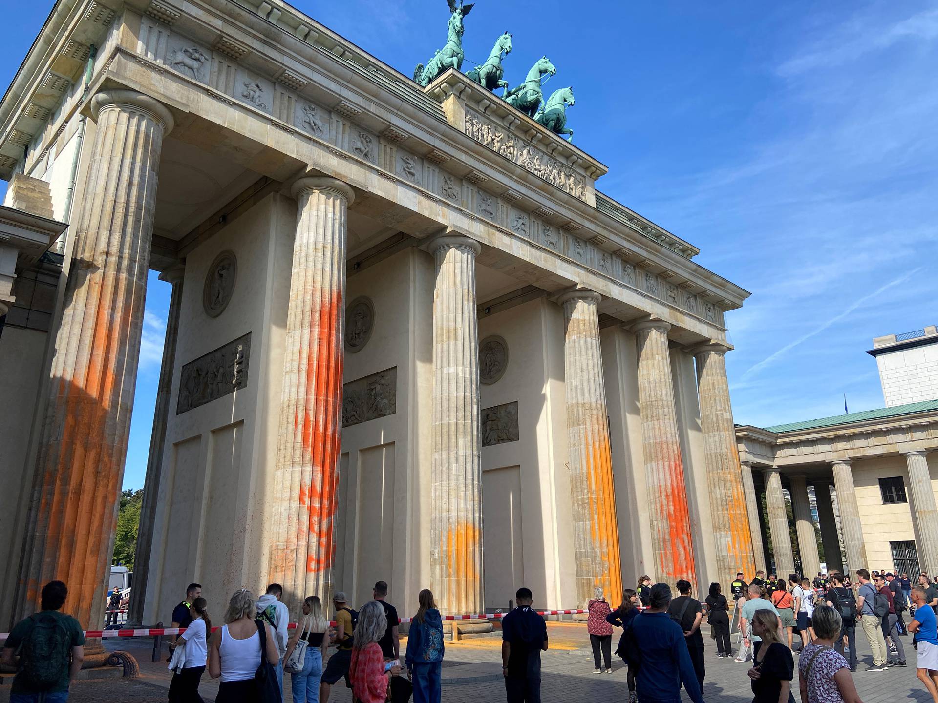 Last Generation climate protesters douse Brandenburg Gate columns in paint