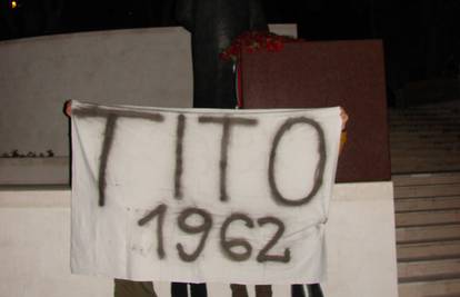 Titov transparent donijeli su pred Tuđmanov spomenik