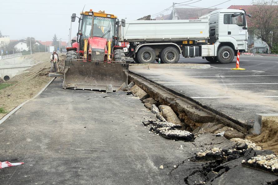 Popucalo parkiralište, klizište prijeti tek otvorenoj školi!