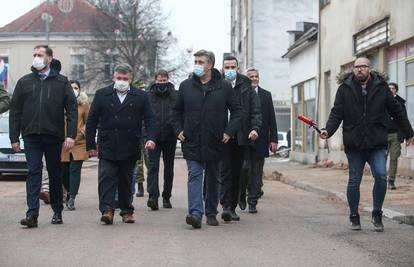 Mlakić: Bizarna je Plenkovićeva uparađena svita, ispred kamera šeću apokaliptičnim ulicama