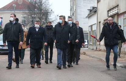 Došli, poslikali se, otišli: Ljudi su tjedan dana čekali Stožer