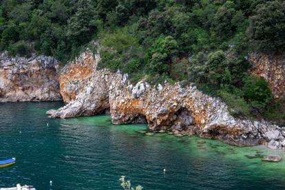 Prekrasna plaža u podnožju srednjovjekovnog gradića Brseča