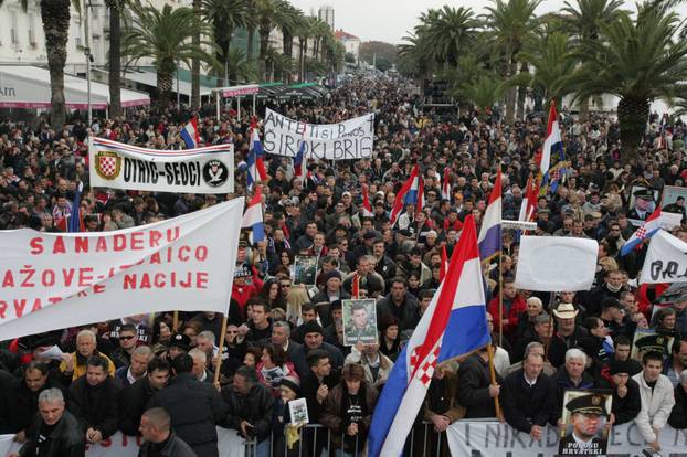 ARHIVA - Prepuna splitska riva tijekom skupa podrške uhićenom generalu  