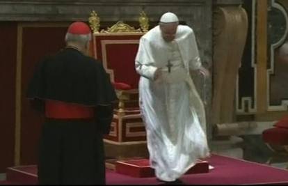 Susret s kardinalima: Papa se spotaknuo i umalo pao na pod