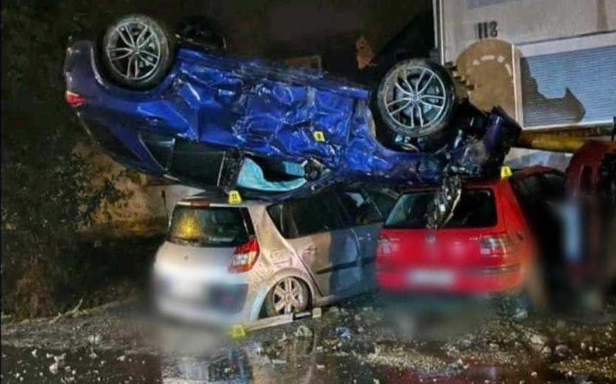 Kako je ovo uspio? Nevjerojatne fotke nesreće u Slatini. Pa on je doslovno sletio na automobile
