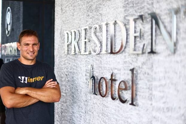 Bivši hrvatski nogometni reprezentativac Nikica Jelavić ispred svog hotela u Čapljini