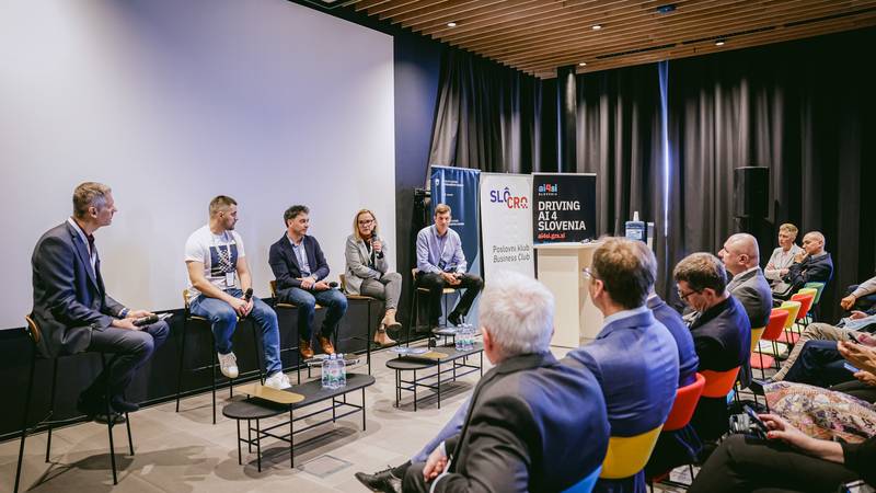 panel rasprava na temu uvodenje umjetne inteligencije u poduzeca