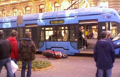 Motorist se poskliznuo i pao na tramvajsku prugu