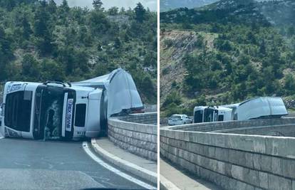 Oluja  prevrnula srpski kamion kod Senja, vozio pod zabranom